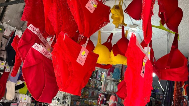 Calzones de Colores: La Tradición de Año Nuevo en San Diego que Fusiona Fe, Amor y Dinero