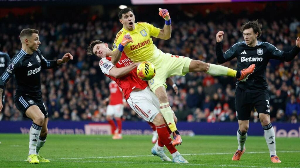 Dibu Martínez sufre un error notable en la goleada del Arsenal sobre Aston Villa | VIDEO