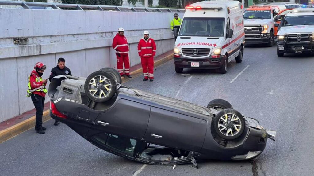 Accidente Automovilístico: Volcadura Obstruye Vialidad en Garza Sada y Lázaro Cárdenas en Monterrey
