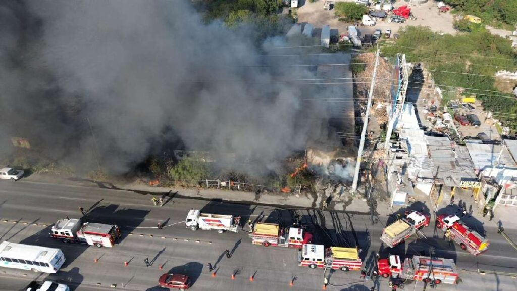Incendio en Almacén Mobiliza Equipos de Emergencia en el Poniente de Monterrey