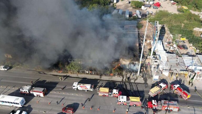 Incendio en Almacén Mobiliza Equipos de Emergencia en el Poniente de Monterrey