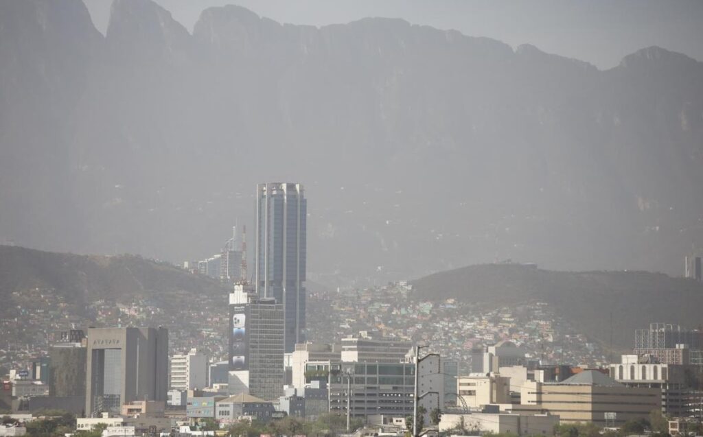 Mala calidad del aire en Monterrey tras festejos de Año Nuevo con pirotecnia
