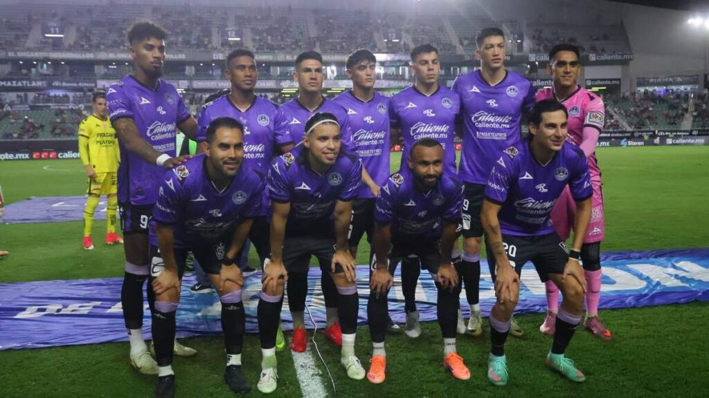Mazatlán Envía Un Mensaje por el Año Nuevo y Aficionados Se Divierten con el Equipo