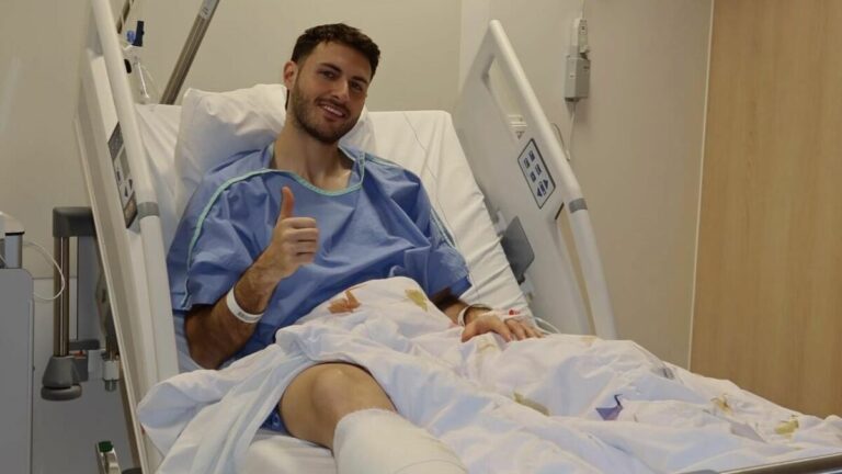¿Santiago Giménez fuera toda la temporada? El entrenador del Milan revela la duración de su lesión