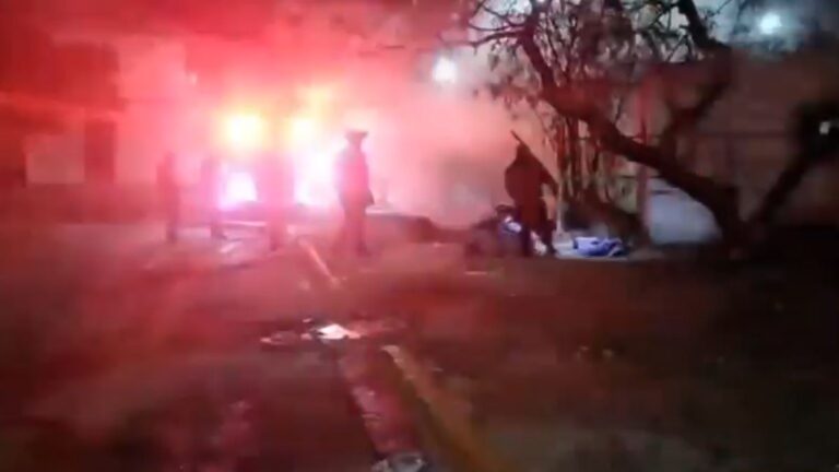 Incendio devora tienda de abarrotes en Monterrey y activa el despliegue de cuerpos de rescate