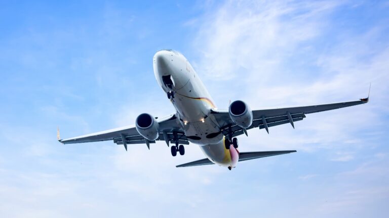 Muerte de pasajero en vuelo Madrid-Monterrey provoca desvío a Canadá