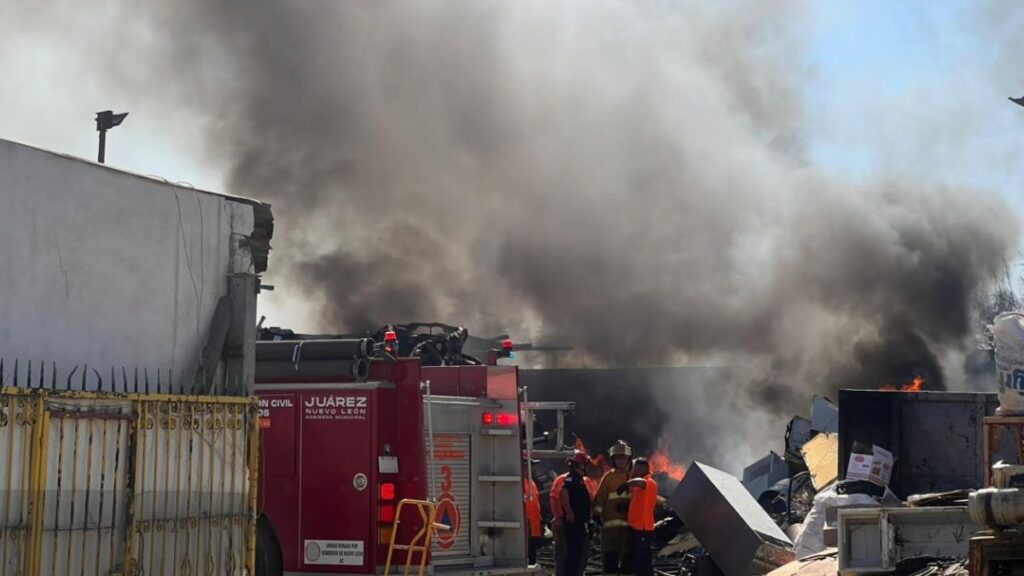 Incendio en Juárez: Rescatistas en Acción tras el Fuerte Sinistro en Empresa Recicladora