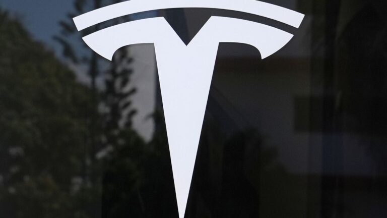 Tesla Pierde Dominio en el Mercado de Vehículos Eléctricos Tras Ventas Caídas en 2025