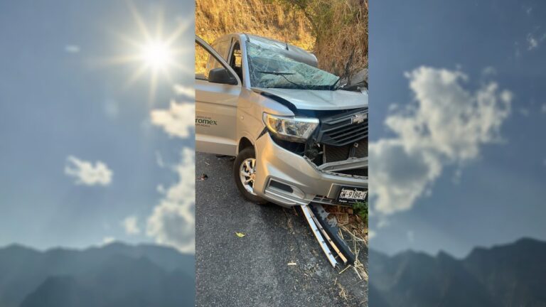 Accidente de tráfico en el puente de Beltrán: Tráiler invade carril en Colima