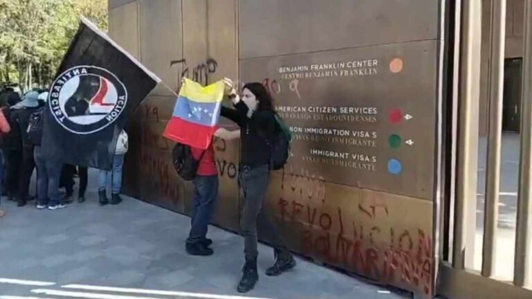 Embajada de Estados Unidos en México Sufre Ataque Tras Captura de Nicolás Maduro | VIDEO