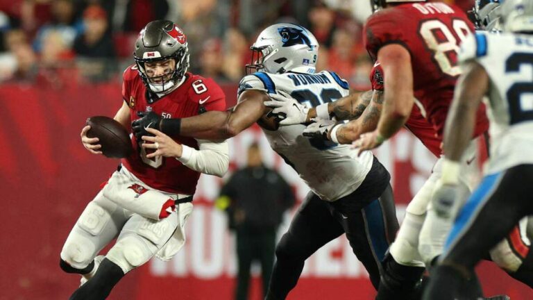 ¡Los Buccaneers mantienen la esperanza tras vencer a los Panthers y luchan por la postemporada!