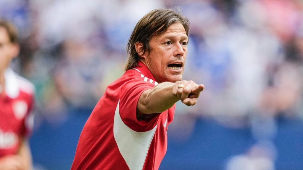 Matías Almeyda enfrenta crisis en Sevilla tras derrota aplastante: aficionados piden su salida