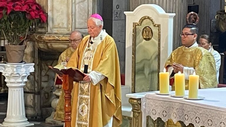 Arzobispo de Puebla clama por paz en el Día de Reyes y recuerda a las víctimas del descarrilamiento del tren
