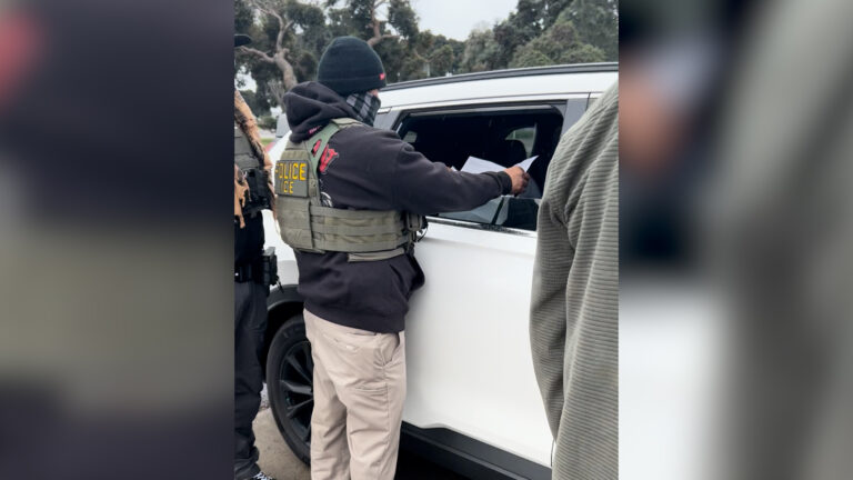 Video muestra detención de dos hombres por agentes de ICE en Mission Bay