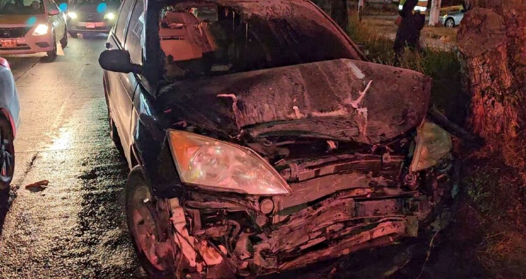 Tonalá: Choque de automóvil desencadena incendio en una camioneta