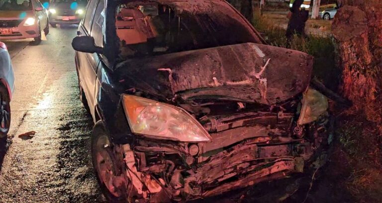 Tonalá: Choque de automóvil desencadena incendio en una camioneta