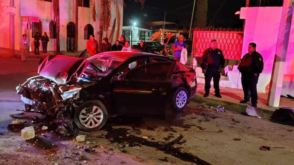 Accidente en Torreón: Joven Causa Choque y Derriba Barda de Vivienda
