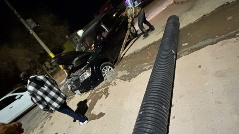 Accidente en Torreón: Zanja de SIMAS Causa Choque de Camioneta en Las Carolinas