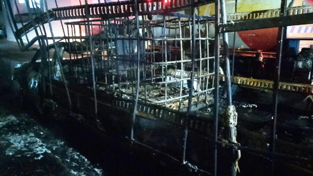 Incendio en Camioneta Cargada de Solventes en Tlajomulco: Un Peligro en la Vía Pública