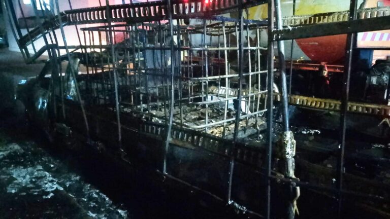 Incendio en Camioneta Cargada de Solventes en Tlajomulco: Un Peligro en la Vía Pública