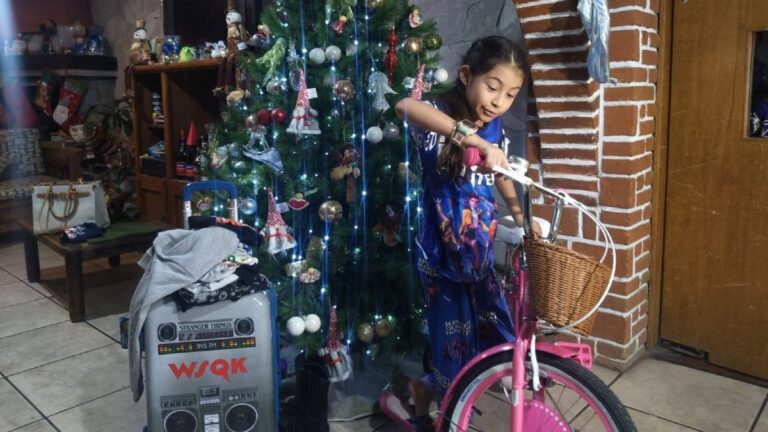 Día de Reyes en Puebla: Regina vive su ilusión con Stranger Things y una bicicleta