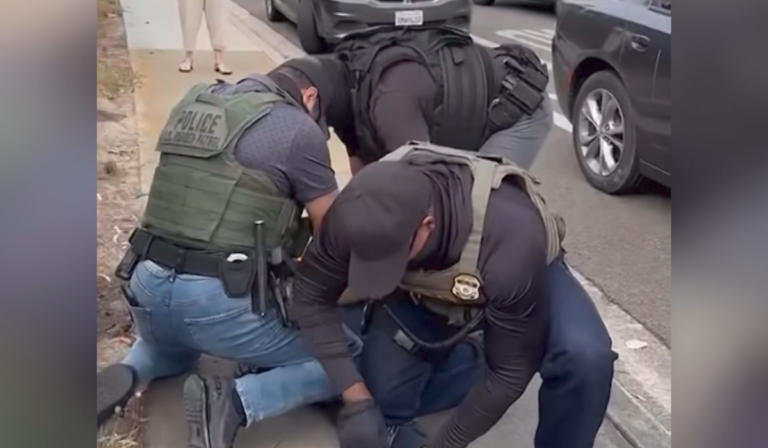 California prohíbe a agentes policiales y federales cubrir su rostro durante operativos