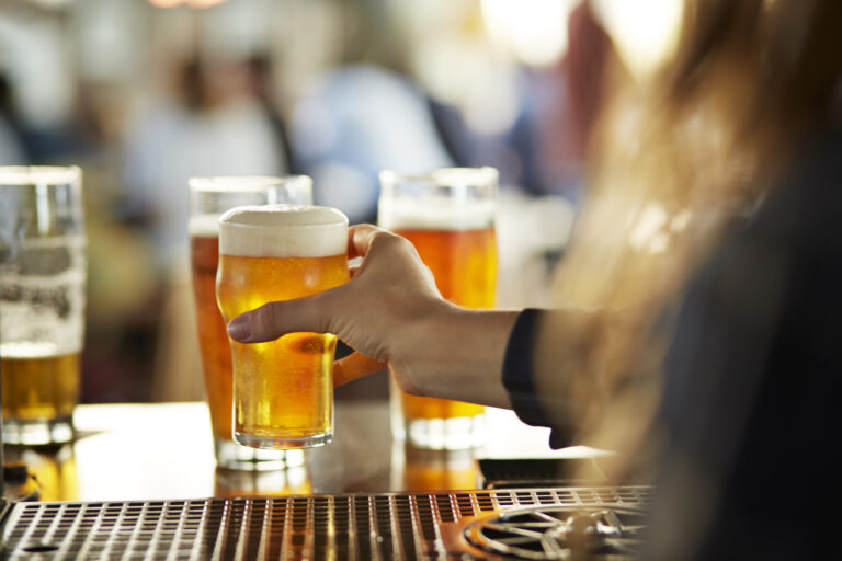Arvada Lanza su Nueva Zona de Consumo Común en Olde Town: ¡Celebra con un Brindis!