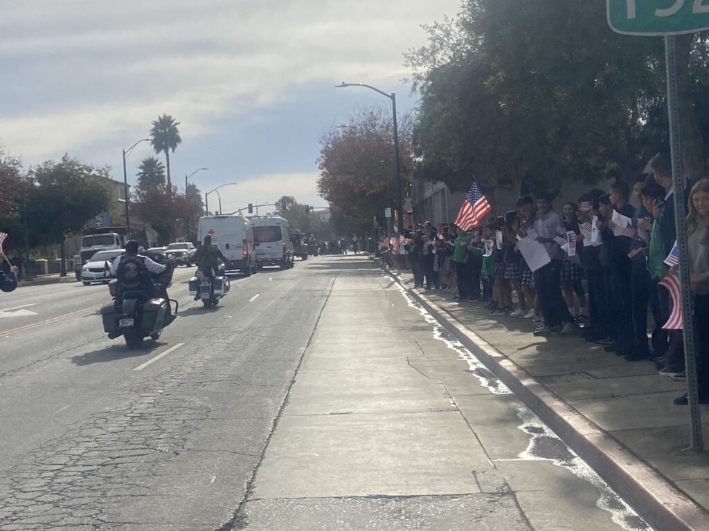 Watsonville Rinde Homenaje a Sus Veteranos en Una Emotiva Marcha por el Día de los Veteranos