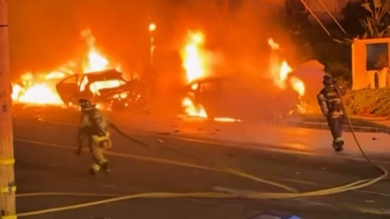 Impactante choque deja autos en llamas moviliza a bomberos y policía