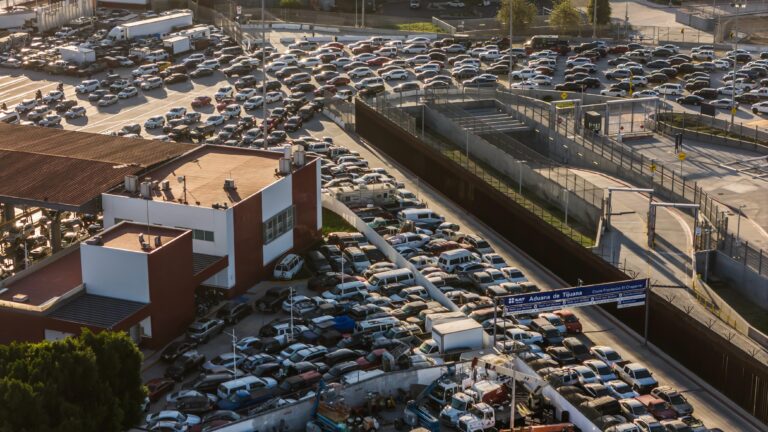 Madrinas moverán miles de autos varados en El Chaparral