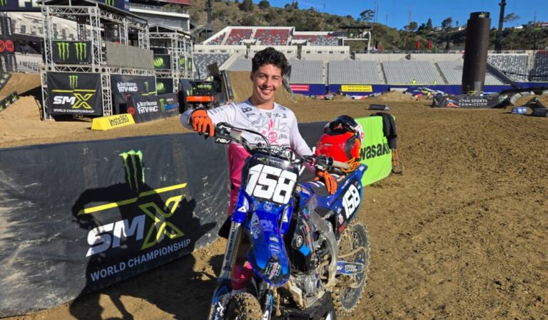 Piloto hispano compite en el Supercross de San Diego