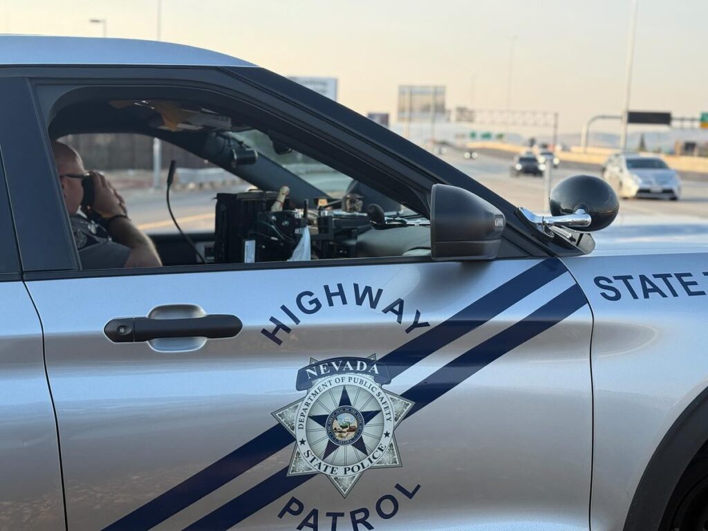 Oficial de la Policía Estatal de Nevada herido en choque en la I-15 mientras brinda ayuda