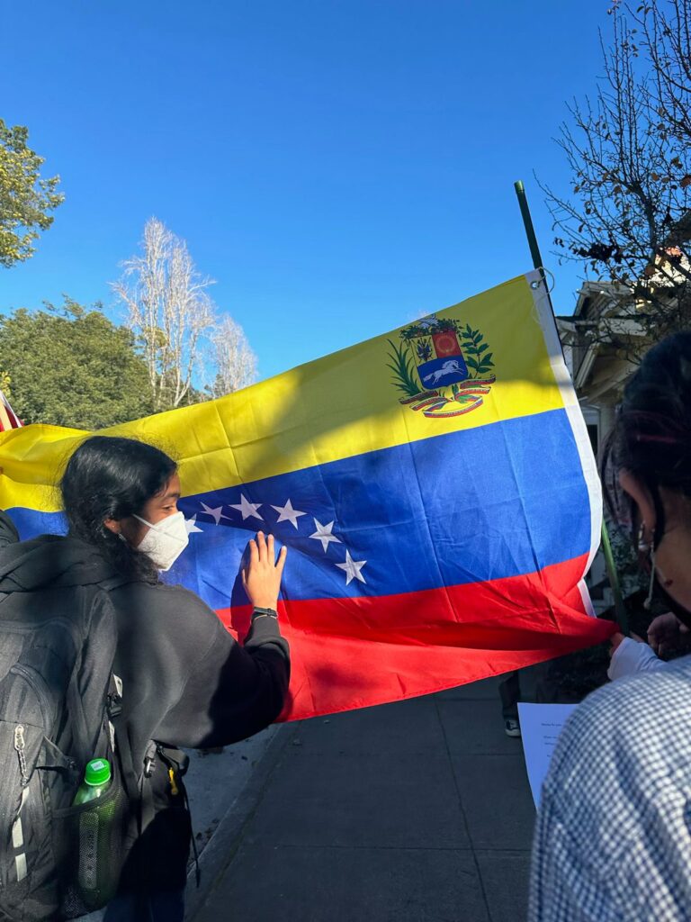 Marcha Estudiantil en Santa Cruz: Un llamado contra la Intervención de EE. UU. y las Políticas de Inmigración