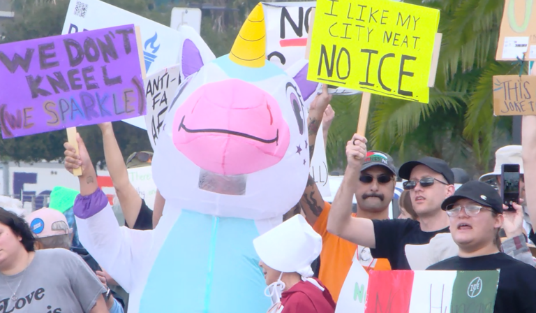 Protesta nacional en San Diego marca el primer año del segundo mandato de Trump