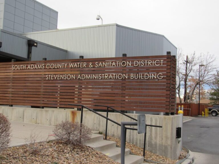 Adams County presenta demanda contra Denver por contaminación del suministro de agua por PFAS
