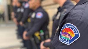 Conferencia de Prensa del Departamento de Policía de Albuquerque: Detalles del Tiroteo Relacionado con un Robo de Auto