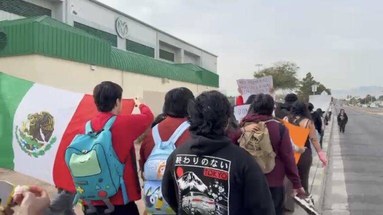 Manifestaciones Estudiantiles en Las Vegas: Jóvenes Desafían el Primer Año de Trump con Walkouts Masivos