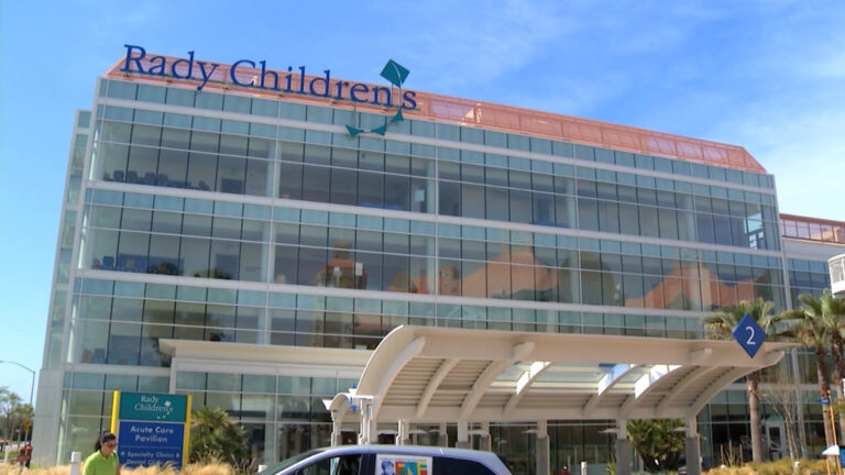 Hospital infantil Rady de San Diego suspenderá atención de afirmación de género