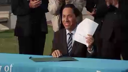 Alcalde de San Diego firma ley para actualizar el plan comunitario del área universitaria