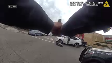 Video muestra instante en que oficial dispara a sospechoso armado tras persecución