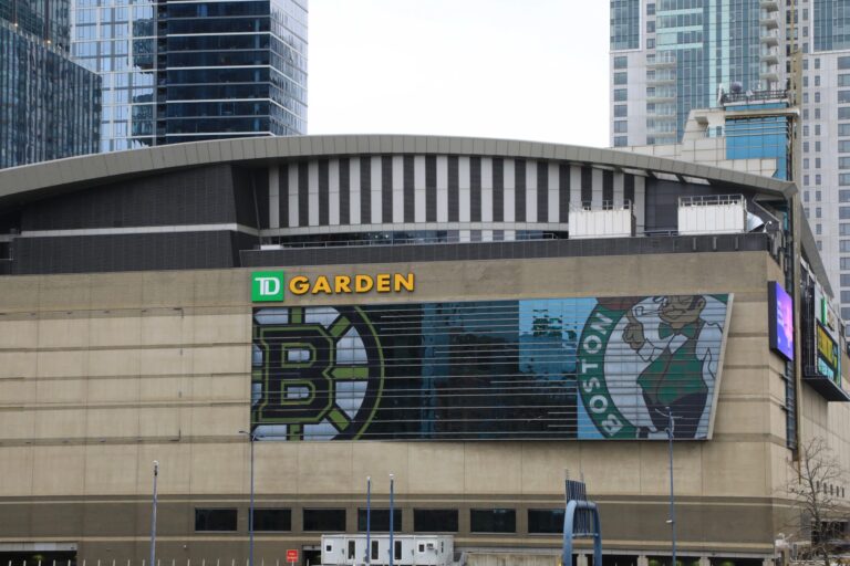 Altercado entre aficionados en TD Garden: Hombre hospitalizado y otro enfrenta cargos