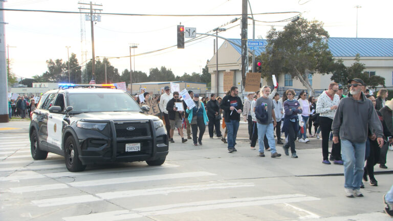Cientos participan en vigilia y procesión en San Diego tras redadas de ICE