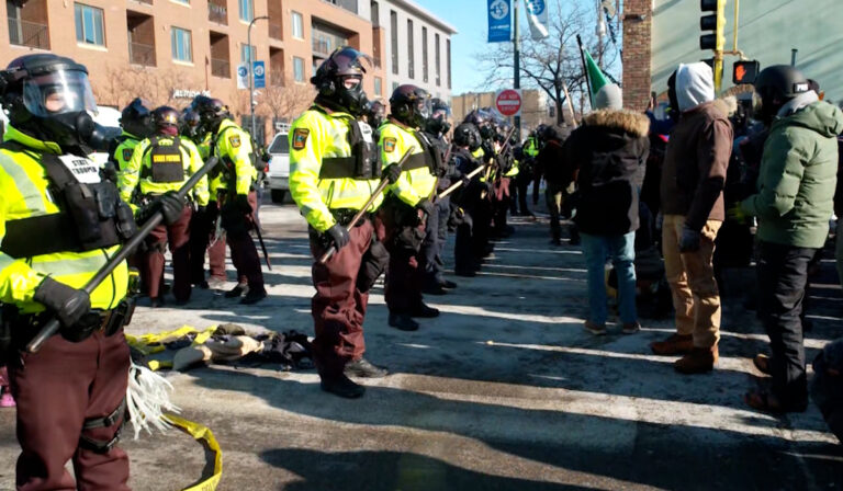Congresistas demócratas buscan limitar el uso de fuerza por parte de agentes migratorios