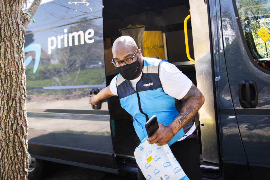 Descuentos Masivos: Amazon Confirma Recortes de 16,000 Empleos Corporativos y Acelera Uso de Inteligencia Artificial