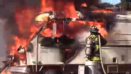 Incendio devora casa rodante en Oceanside; propietario logra escapar ileso