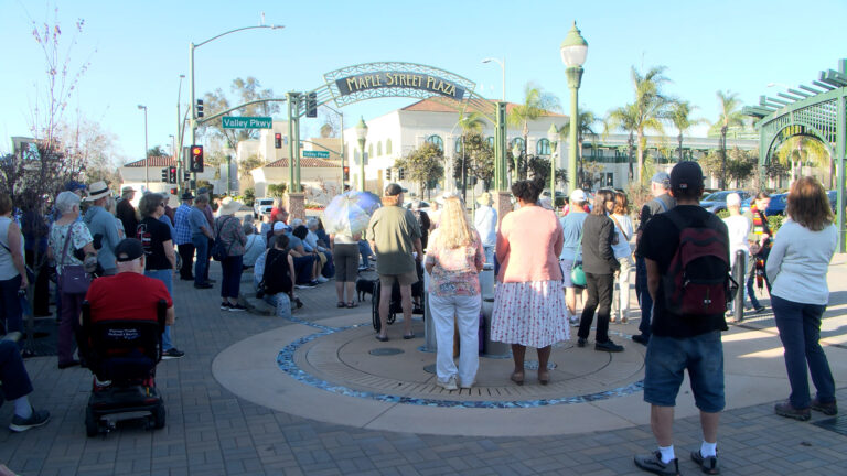 Vigilia interreligiosa en Escondido pide paz ante redadas migratorias