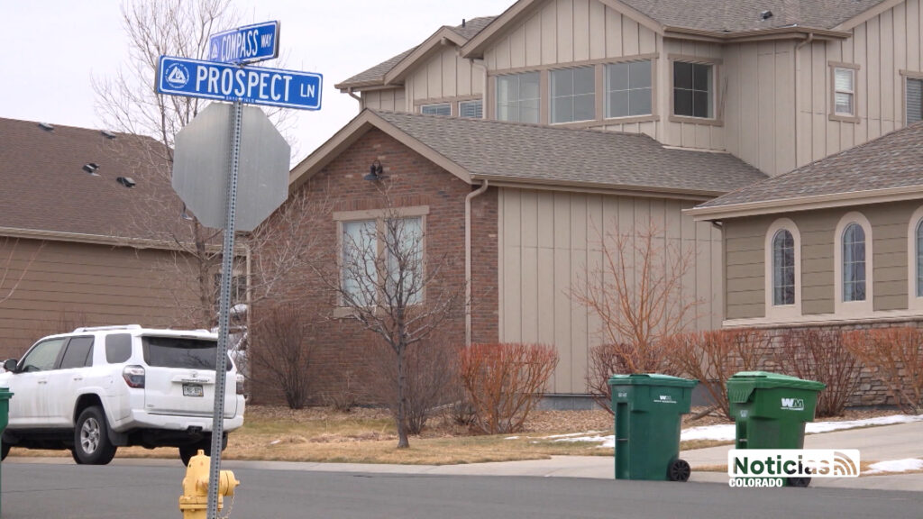 Sospechoso prófugo tras persecución y choque en Broomfield; la investigación avanza