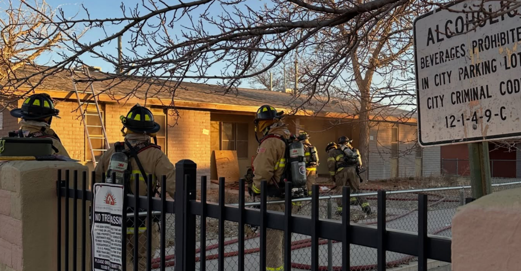 Bomberos Controlan Incendio en Estructura Residencial Abandonada en Albuquerque