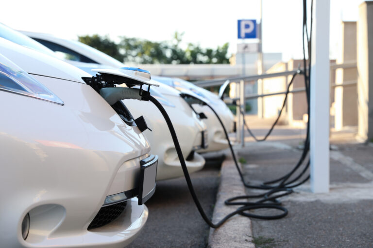 California impulsa con 200 millones de dólares en nuevos incentivos para compra de autos eléctricos