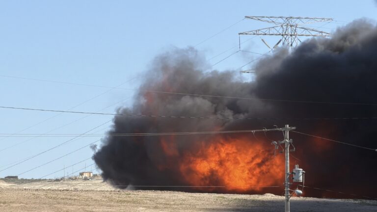 Incendio en ducto de Pemex desata pánico y evacuaciones en Rosarito